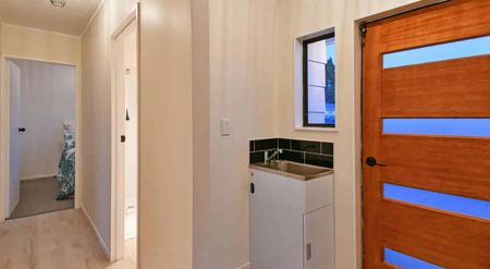 Beautiful 3 Bedroom + 2 Utility Rooms - Photo 3