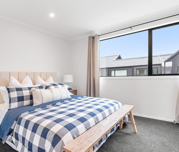 STYLISH NEAR NEW TOWNHOUSE - Available 5 April - Photo 4