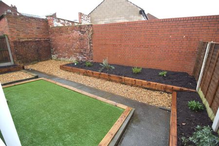 2 bedroom semi-detached bungalow to rent - Photo 3