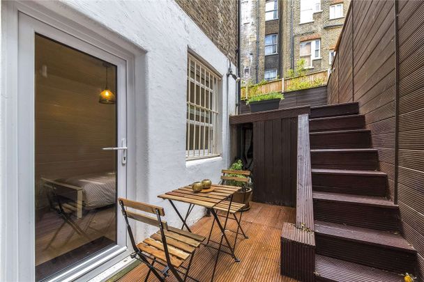 A charming two bedroom flat with garden just moments from the Kings Road. - Photo 1