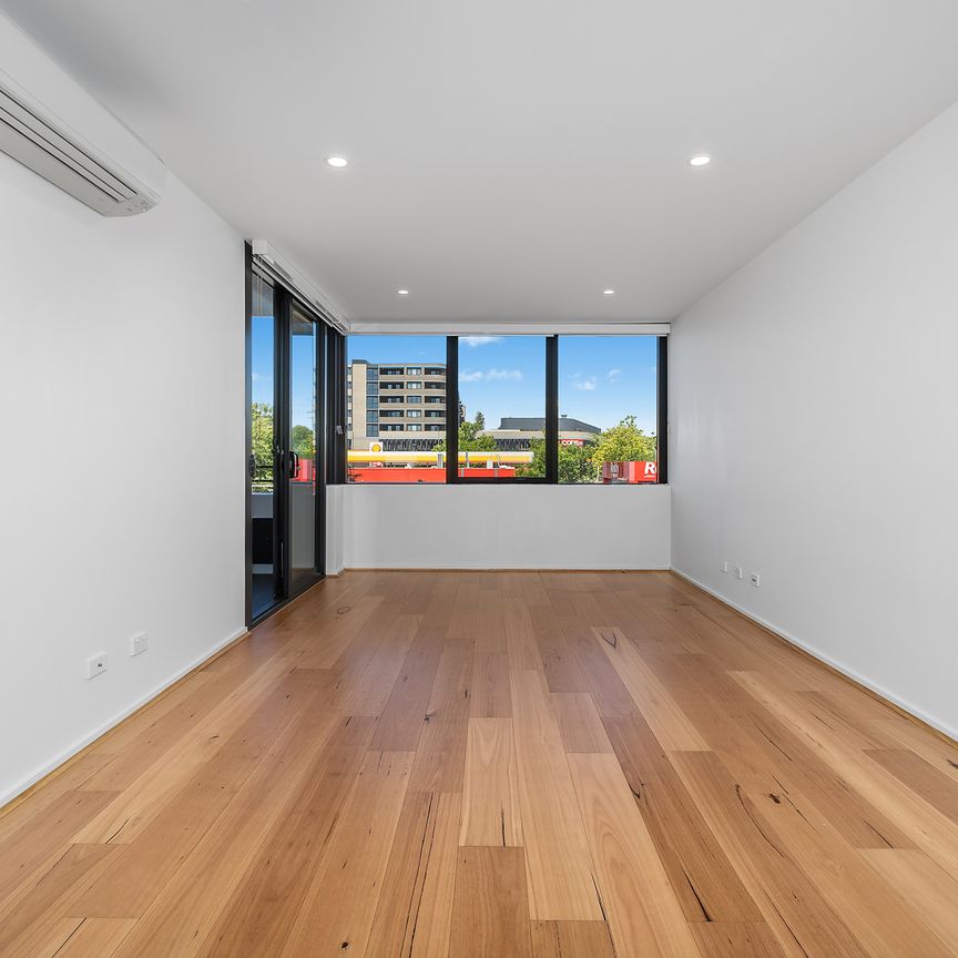 Close to it all - Photo 1