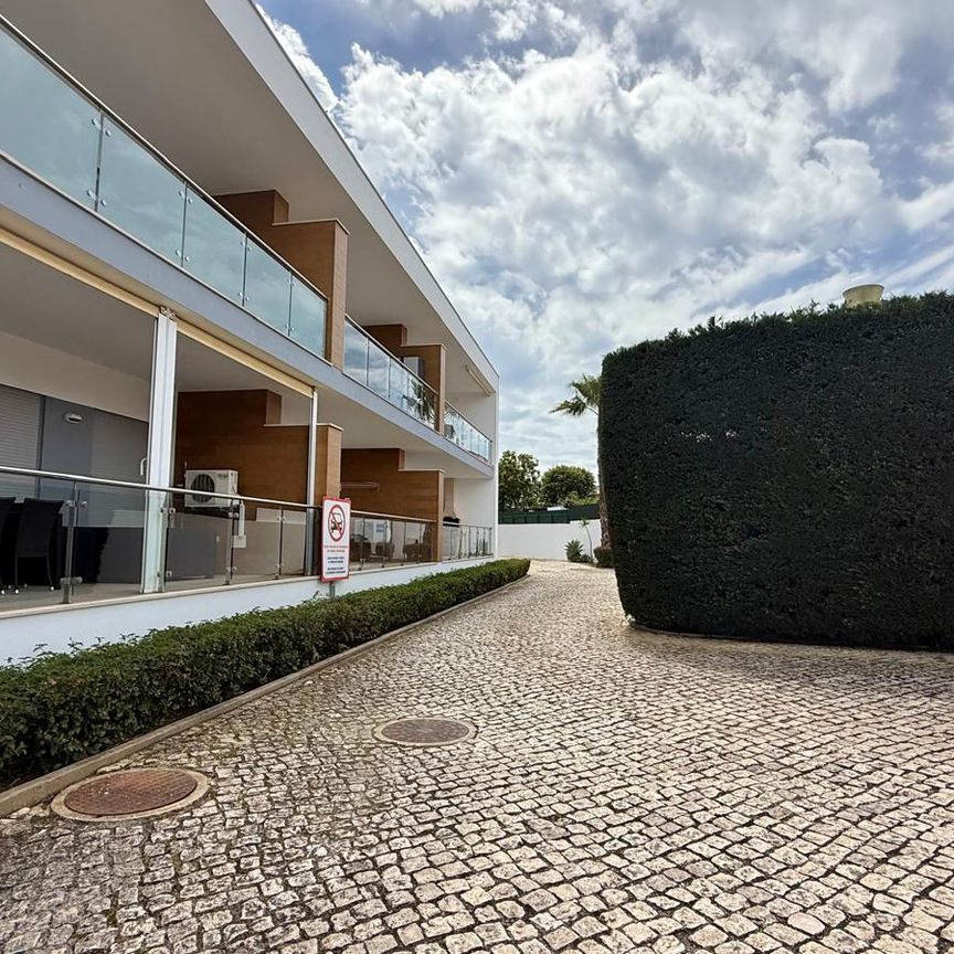 Apartamento T2 bem localizado em condomínio com piscina e garagem privada. - Photo 1