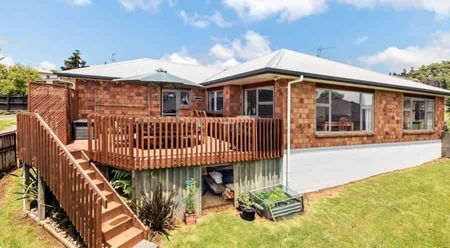 Generous 4-Bedroom Home with Separate Living, ... - Photo 2