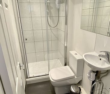 5 double Bedroom student house in a fantastic location - Photo 1