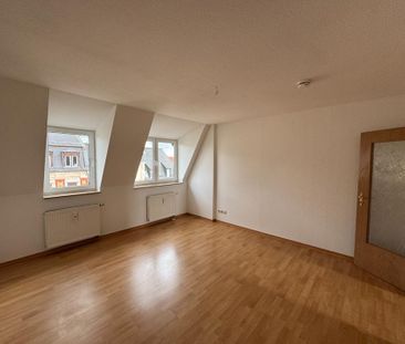 Helle 2-Raum-DG-Wohnung mit Südwestbalkon & EBK - Photo 1