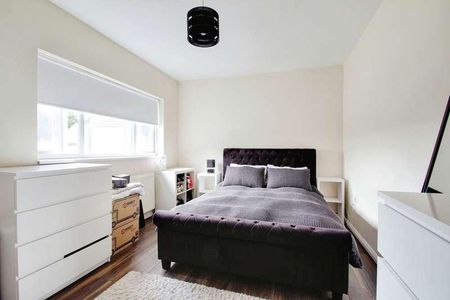 Bathurst Walk, Richings, SL0 - Photo 2