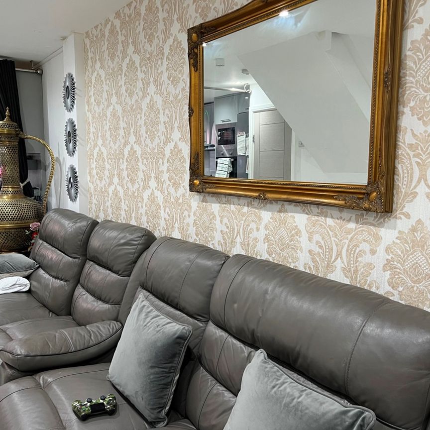 Room in a Shared House, Scarborough Street, E1 - Photo 1