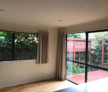Sunny Ellerslie Home with Easy Motorway & Train Access - Photo 5