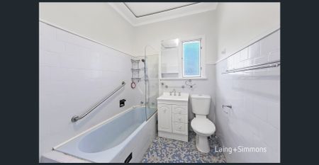 Large four-bedroom family home close to amenities - Photo 2