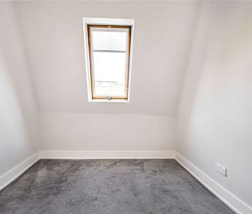 A duplex flat moments from Farringdon Station - Photo 4