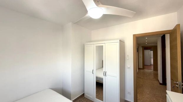 Room in a shared 7-bedroom apartment for rent in En Corts, only females. - Photo 1