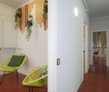 Spacious room for rent in 4-bedroom apartment in Gracia - Photo 3
