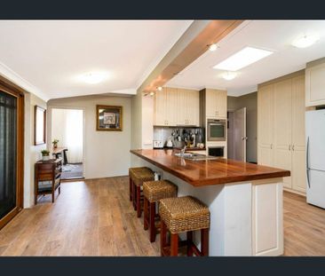 Well presented family home with pool! - Photo 2