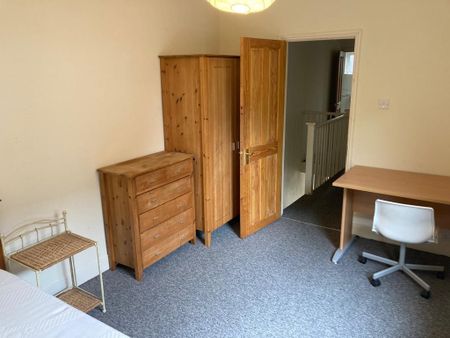 5 Bed Terraced House, Milton Road, SO15 - Photo 2