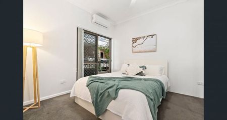 Sun-Filled, Renovated Apartment Just Steps from the Bay - Photo 4