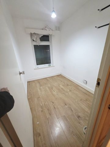 4 Bed Terraced House, Dersingham Avenue, E12 - Photo 4