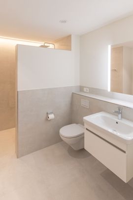 Moderne, helle 1.5 ZWHG OG, 9 m² Wintergarten & 1 PARKPLATZ INKLUSIV - Photo 1