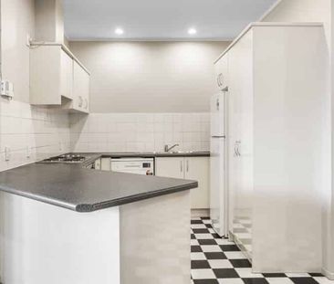 Close to the centre of it all! - Photo 4