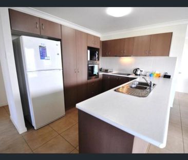 Beautiful 4 Bedroom Home - Photo 3