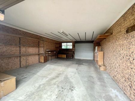 Large Family Home with Solar Panels! - Photo 2
