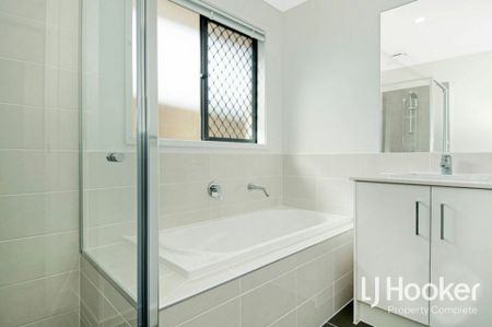 Low Maintenance 3 Bedroom Modern Home!! - Photo 3