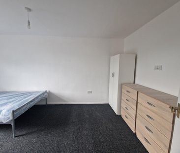 3 Bed Terraced House, Royston Close, NG2 - Photo 2