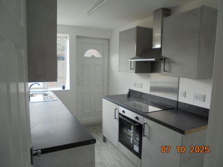 3 bedroom terraced house to rent - Photo 4