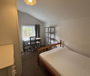 4 bedroom semi-detached house to rent - Photo 4