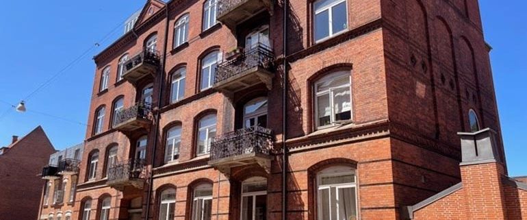 Skøn og rummelig 3-værelses lejlighed i attraktivt kvarter. - Photo 1