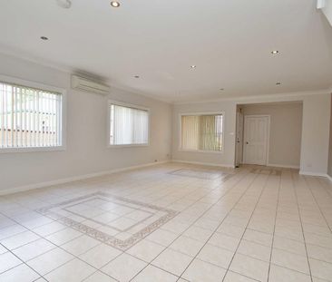 3 Bedroom Brick Duplex with Air Conditioning - Photo 3