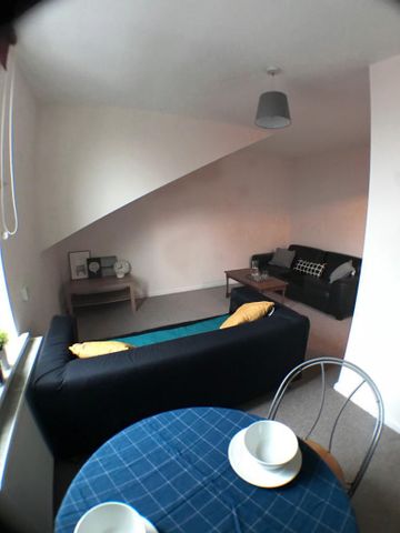 2 bedroom flat to rent - Photo 2