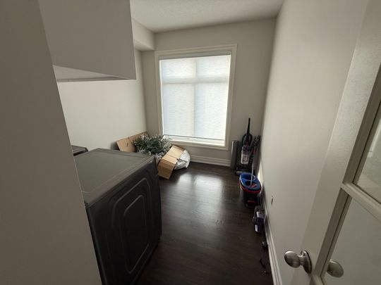 For Lease - 30 Vantage Loop Avenue, Newmarket, Ontario - Photo 1