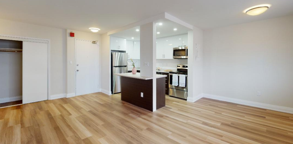 Newly Renovated 2 Bed in - Photo 2