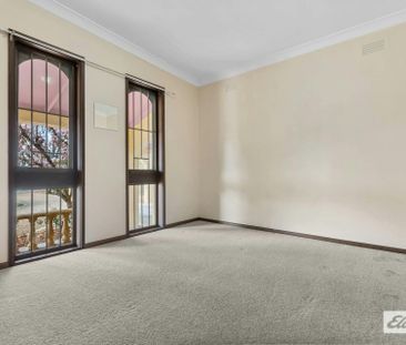 "As rare as hens' teeth" - Photo 5