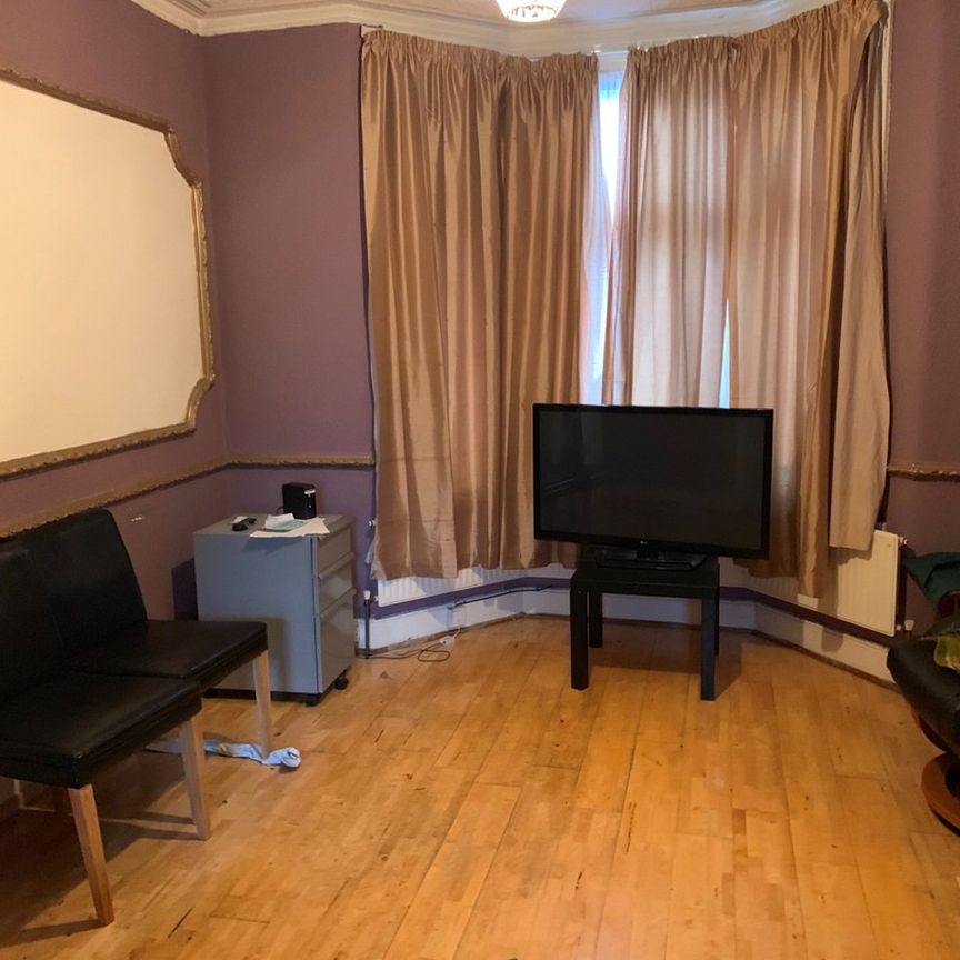 4 Bed Terraced House, Britannia Road, IG1 - Photo 1