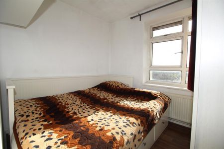 3 Bedroom Flat - Purpose Built To Let - Photo 5