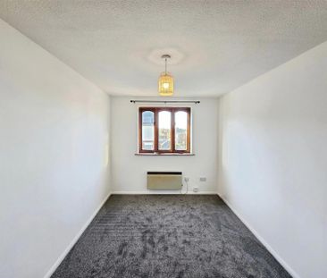 2 Bedroom Flat to Rent in Kings Road, Rushden, Northants, NN10 - Photo 2