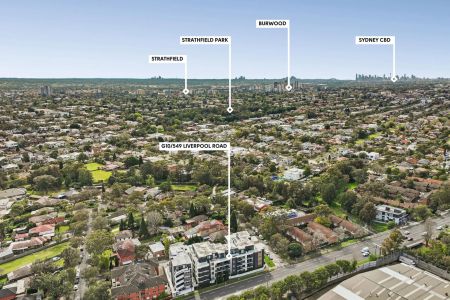 Modern villa-style apartment with lush garden views - Photo 4