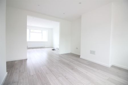 Ashbrook Road, Old Windsor, Windsor - Photo 2