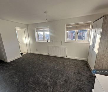 3 bedroom end of terrace house to rent - Photo 2