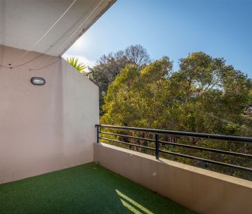 Sun-lit and Spacious Top Floor Apartment - Photo 3