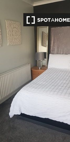 Modern room for rent in 5-bedroom house, Woodstown Village - Photo 1