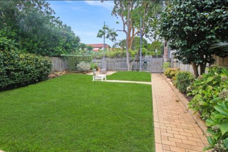 Spacious Apartment in Superbly Convenient Location - Photo 3