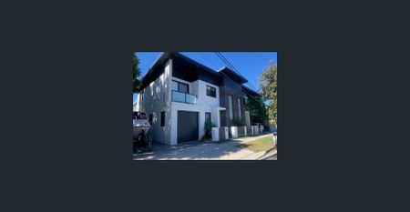 Contemporary Family Elegance - Photo 3