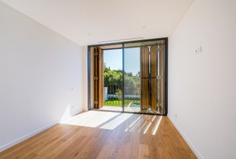 Moradia T6 de arquitetura moderna inserida no Golfe de Oeiras