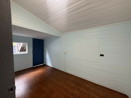 Spacious 5-Bedroom Farmhouse with Country Charm - Photo 5