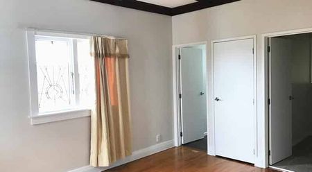 Generous 8 Bedroom house - Photo 2