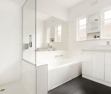 Stylish, renovated living in the heart of Rosanna - Photo 6