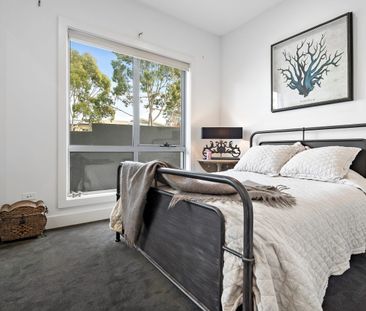 Marina Lifestyle with Stunning Canal Views - Photo 4