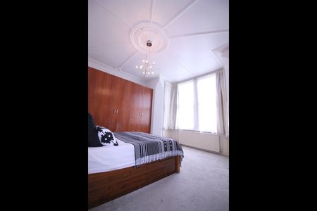 1 Bed Flat, Vanbrugh Hill, SE3 - Photo 2